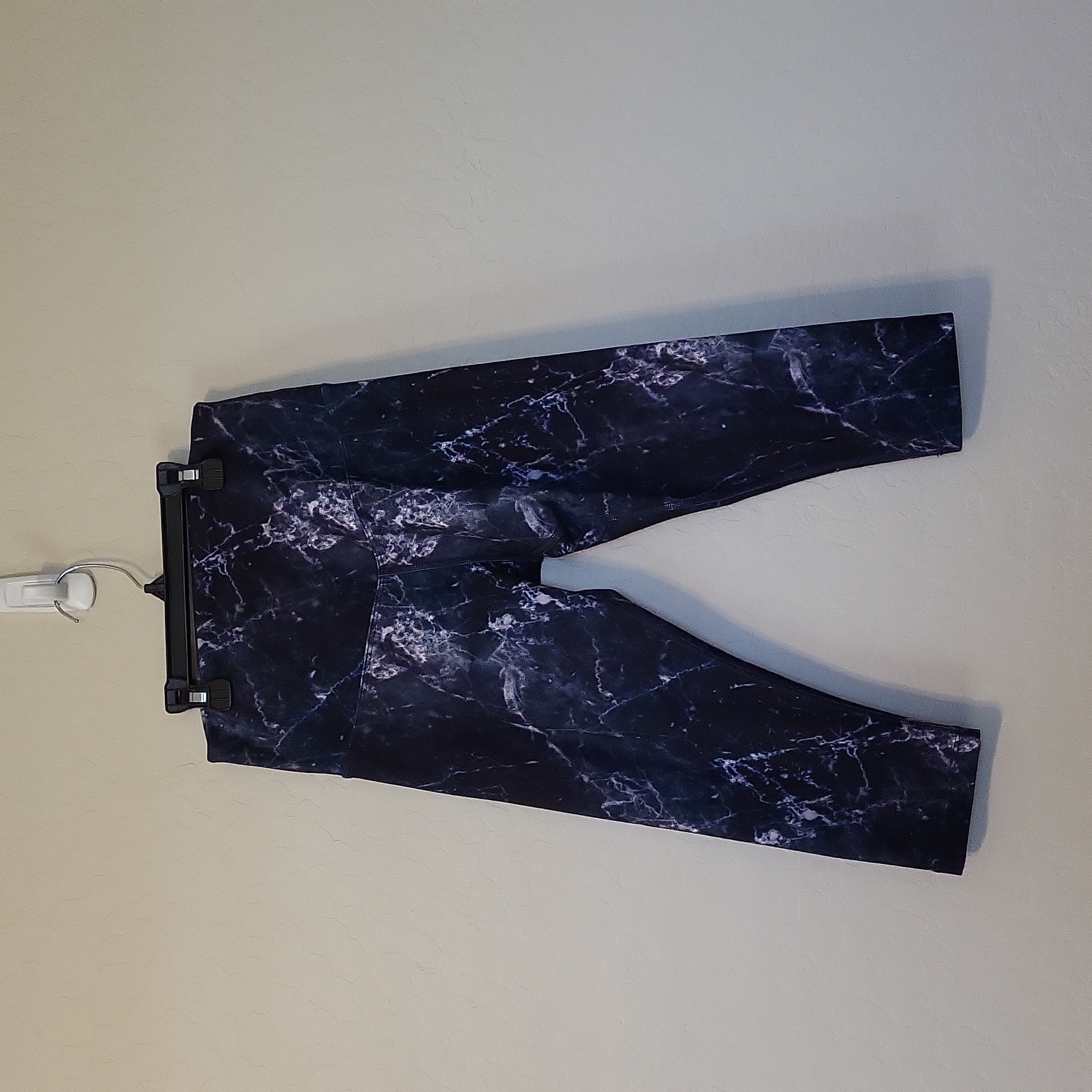 Lorna Jane Black White Capri Leggings Gently Used Marble Print Side Pocket S